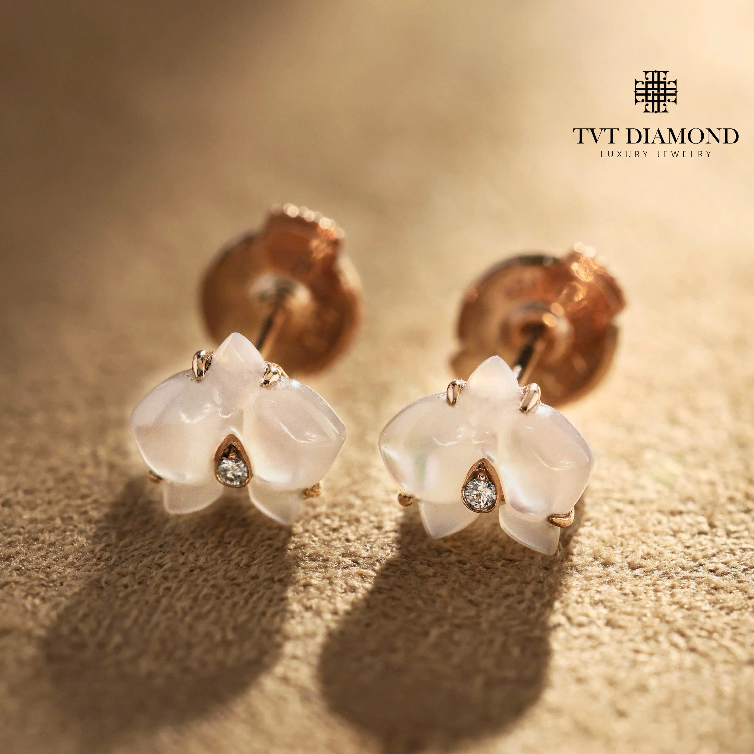 Khuyên tai Cartier đá trắng vàng hồng 0