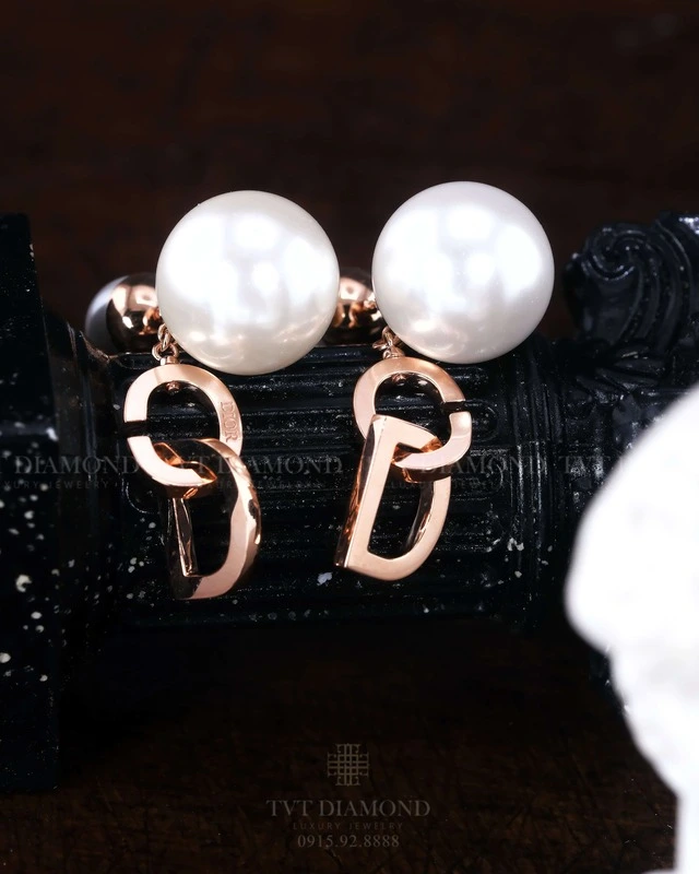 Khuyên tai Dior ngọc trai