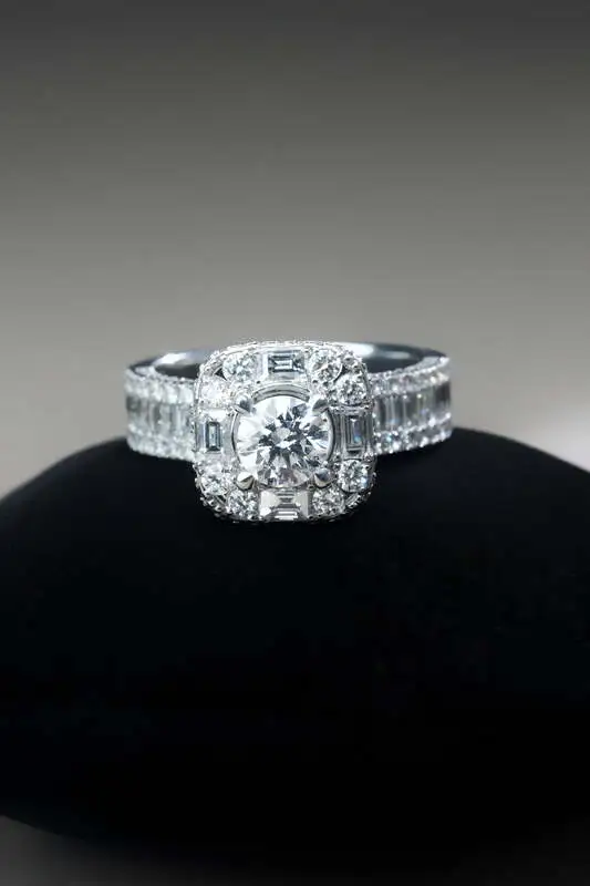 Nhẫn kim cương halo vuông ( Gắn GIA 2516337366 - 5.40-5.43x3.40mm - D - VS1) - 24VDG35849